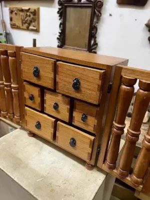 Bargueño Semanero con Columnas y Puertas Batientes