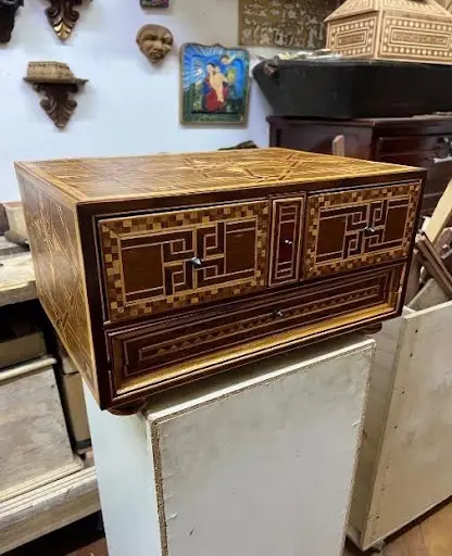 Bargueño de mesa con taracea geométrica mudéjar en cedro nogal y laurel