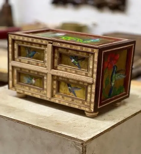 MIni bargueño costo 0 Mini bargueño de madera taraceada estilo Escuela Quiteña con colibríes al óleo y secreteros
