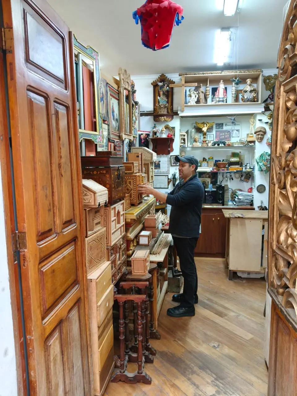 Maestro José Luis Jiménez en su taller de taracea y tallado