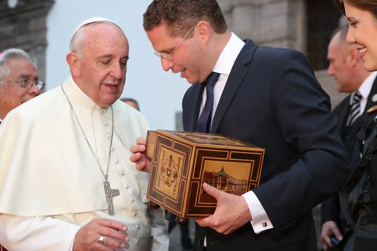 Entrega del bargueño de taracea del maestro José Luis Jiménez al Papa Francisco