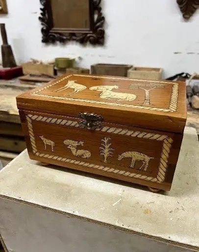 Joyero Cajonera de Estilo Popular con Motivos Pastoriles